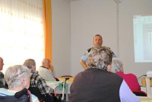 Policist s starejšimi o varnosti v prometu 2